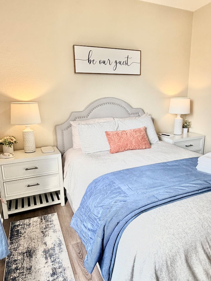 تم تجديد غرفة النوم التي تحتوي على سرير كوين مؤخرًا بأرضيات من الخشب الصلب، وسرير كوين، وتلفزيون ذكي، ومرآة كاملة الطول، ورف للأمتعة، ومراوح، وخزانة ملابس كاملة الحجم، وأغطية سرير إضافية، وإطلالات جميلة على البحيرة من النافذة!