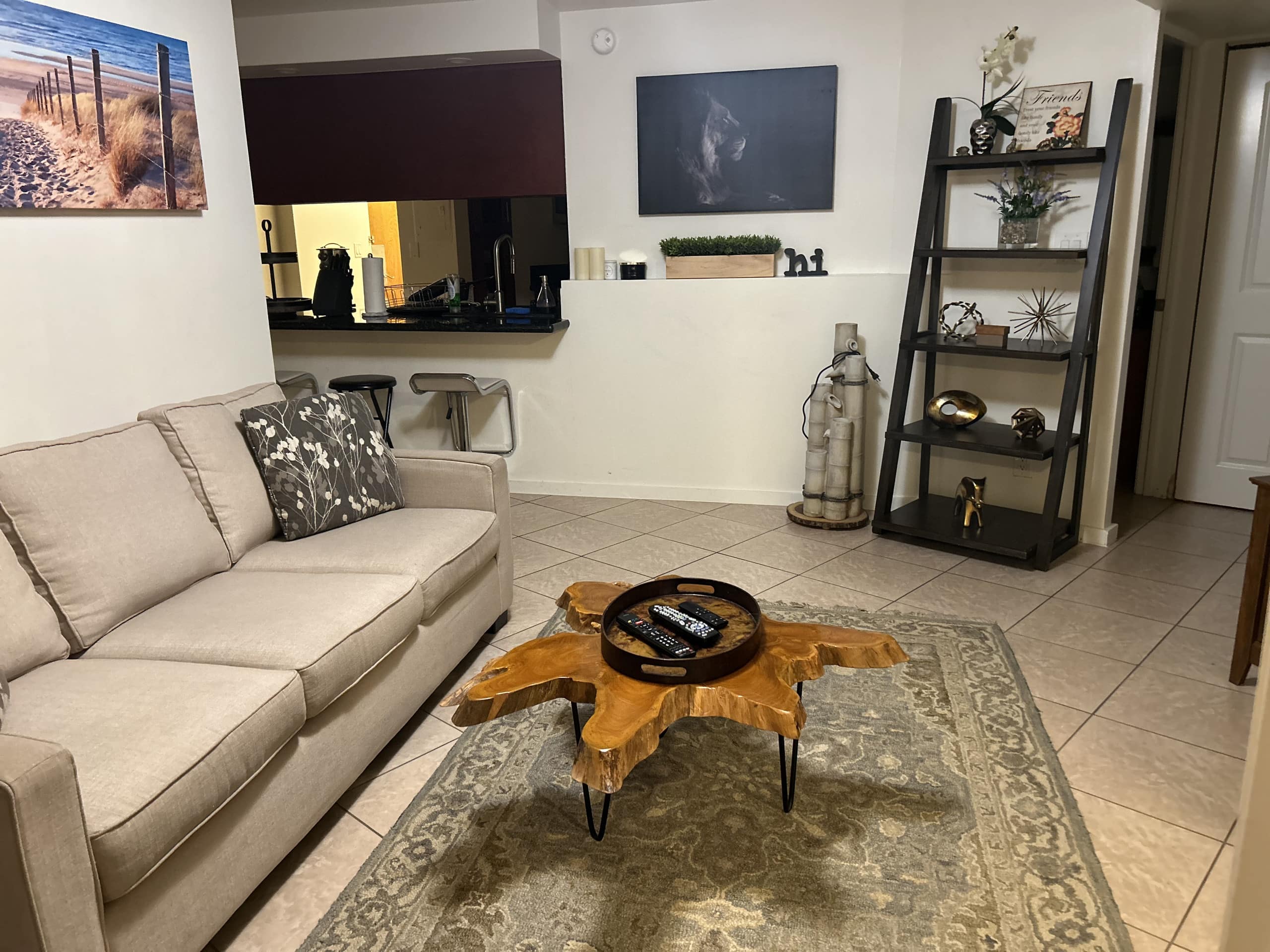 Condo in Honolulu · ★4.52 · 3 bedrooms · 3 beds · 1 private bath - Image 6