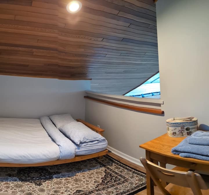 هذه شقة علوية. المسكن فوق السرير مفتوح على الطابق السفلي. 