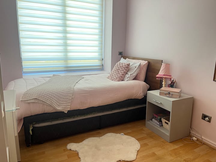 半张方床，带一张带脚轮的矮床。