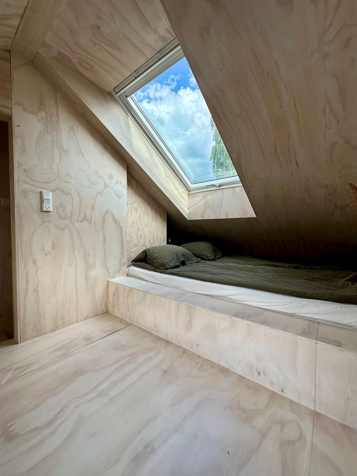 Პატარა ოთახი, მაგრამ მყუდრო და შეიძლება დაიხუროს კარით, ისიამოვნეთ ფანჯრის ქვეშ დაწოლით. Შეგიძლიათ გაიხსნათ 2 გზით, რომ დატკბეთ ჰაერით 