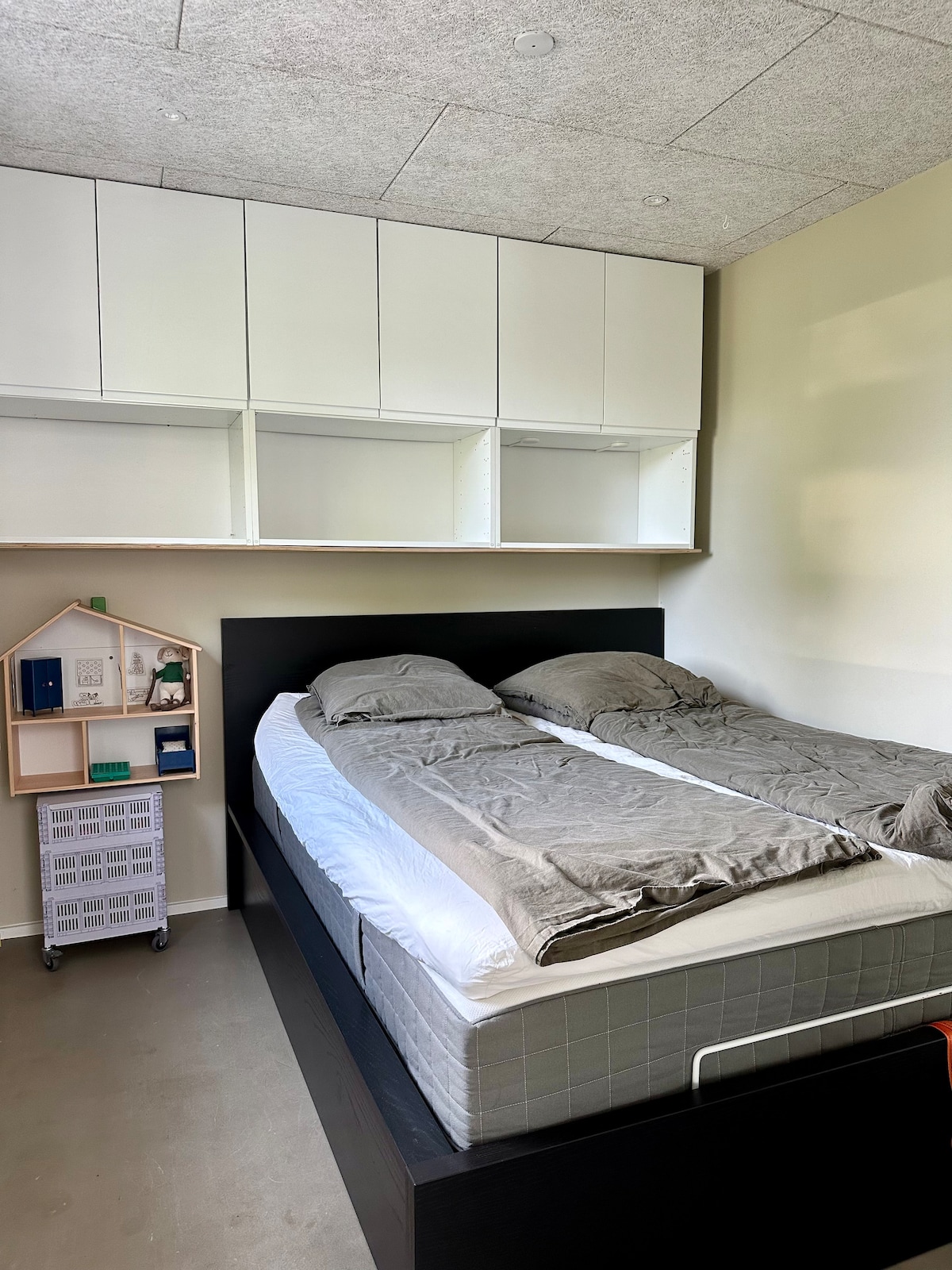 Თუ ბავშვებს წამოიყვანთ, საწოლის ქვეშ საიდუმლოა, გამოწიეთ საწოლის ქვედა ნაწილში მდებარე ნარინჯისფერი ძაფი ☺️