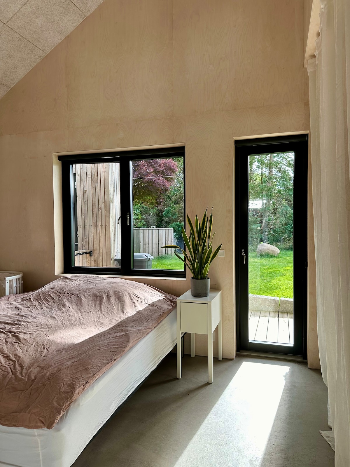 Დიდი მასტერბედრუმი ცალკე სააბაზანოთი და დიდი სათავსოებით. 