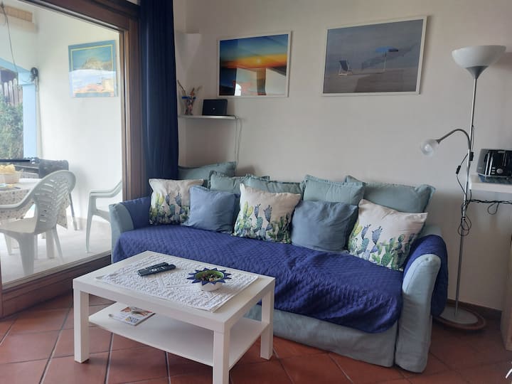 Comfortable living room with a large and comfortable sofa, coffee table and Smart TV for complete relaxation.