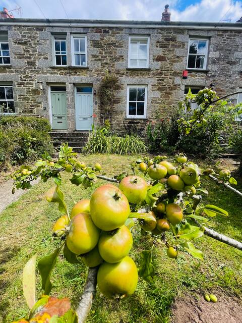 No.3 Gweek. Modern, Riverside Cornish Cottage