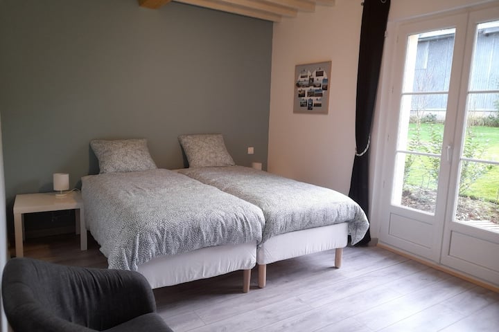 La habitación de 3 camas individuales
                    