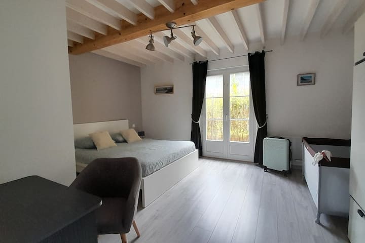 Su dormitorio principal, con cama de 160/200, escritorio (wifi), espacio para guardar cosas, espejo
                    