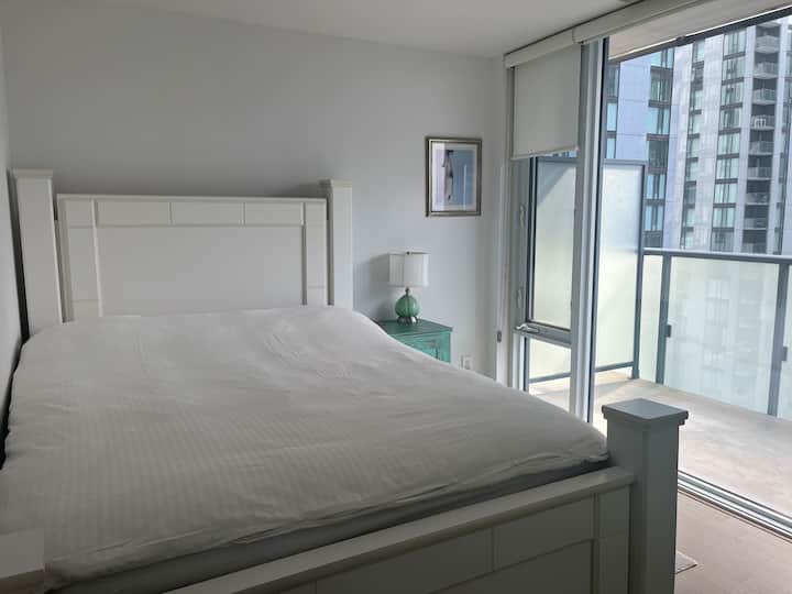 غرفة نوم ثانية تطل على الجنوب بسرير بحجم كبير وخزانة معكوسة