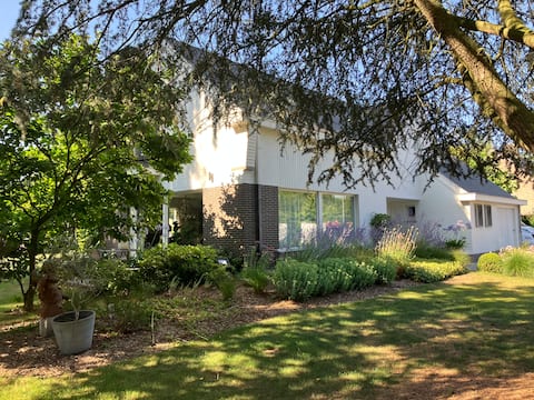 Modern villa with beautiful garden, oasis of peace!