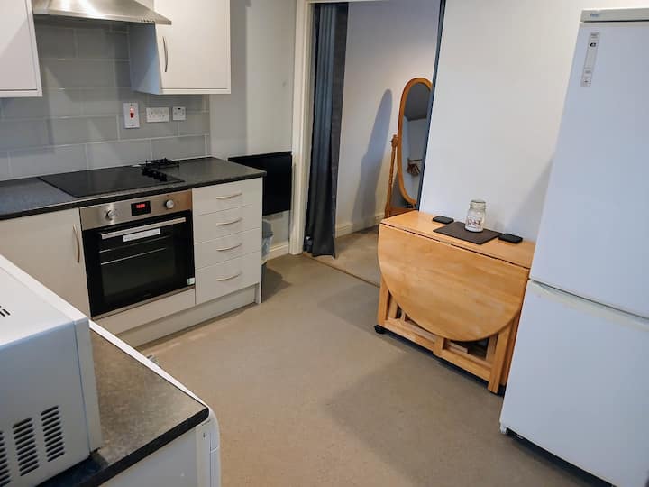 Cosy 1 Bed Flat In Leek - Leek