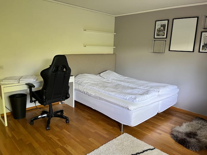 מיטה ברוחב 180 ס"מ