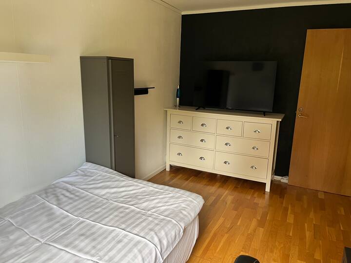 בחדר יש טלוויזיה 50אינץ'ושידה עם צעצועים.