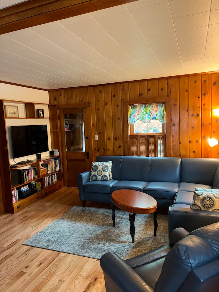 Breeze Inn
Cottage Charm
Bikes Deck Close To Town - South Haven, MI