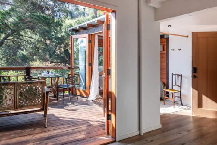 Hollywood Hills Hideaway
1 Bedroom On-site Parking - Los Angeles, CA