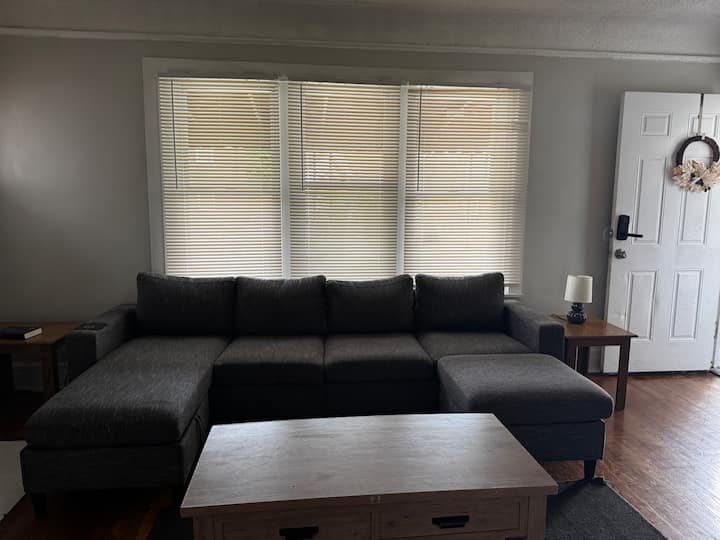 Lovely 2 Bedroom With Fireplace - Detroit, MI