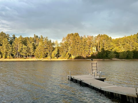 Lakefront! Sleeps 15, Charming Cozy Home