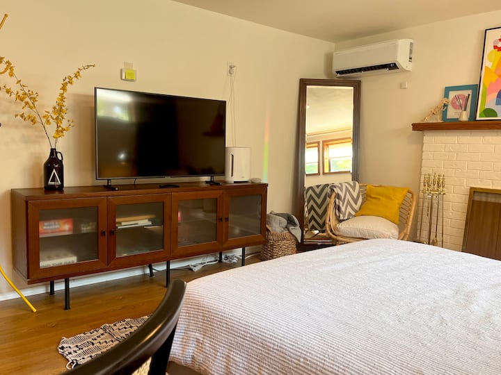 Cozy Studio Near Skytrain With Free Parking - Vancouver