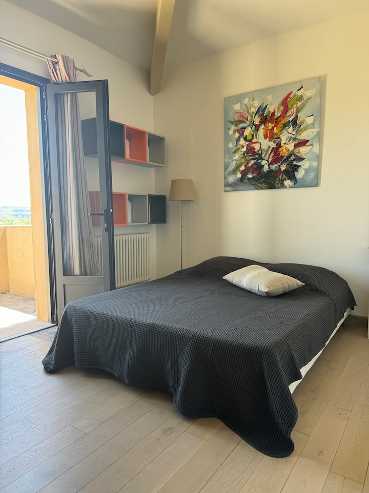 Posteľ s rozmermi 160 x 220 cm, veľké skrine so zrkadlom, prístup na balkón s nádherným výhľadom