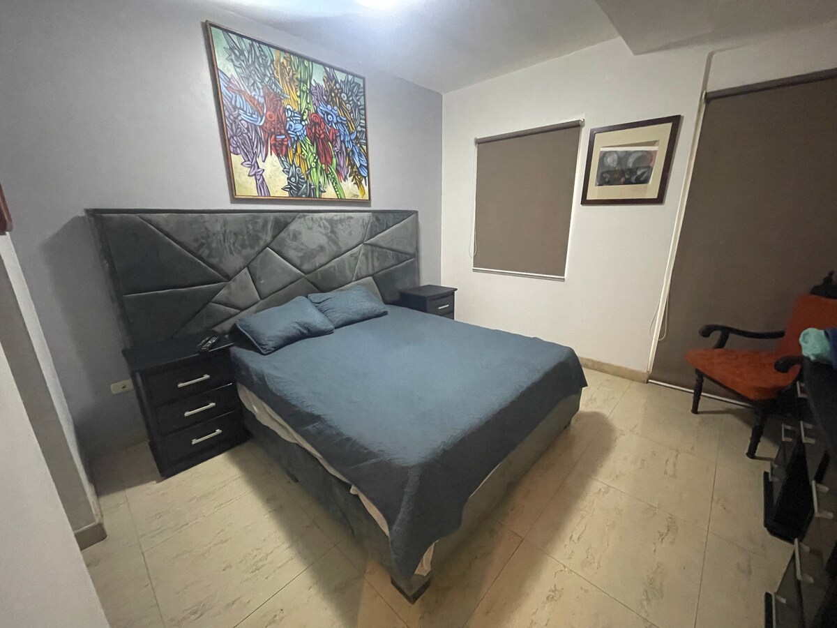 დიდი მთავარი ოთახი, კომფორტული საწოლითა და 152×203 სმ‑ის მატრასით. ოთახის კომპლექტი, ტერასაზე გასასვლელი პირადი კარით. 