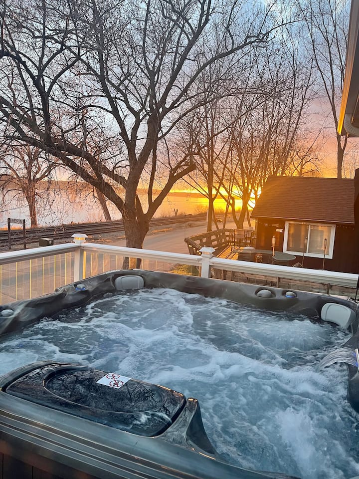 Peace of Pepin 2nd story hot tub! Houses for Rent in Pepin