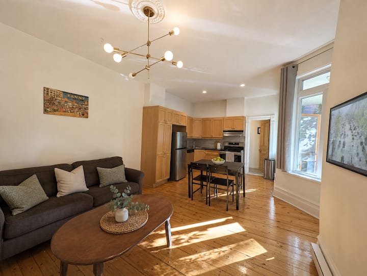 Cozy Heritage 2br With Lush Private Garden Patio - Montreal