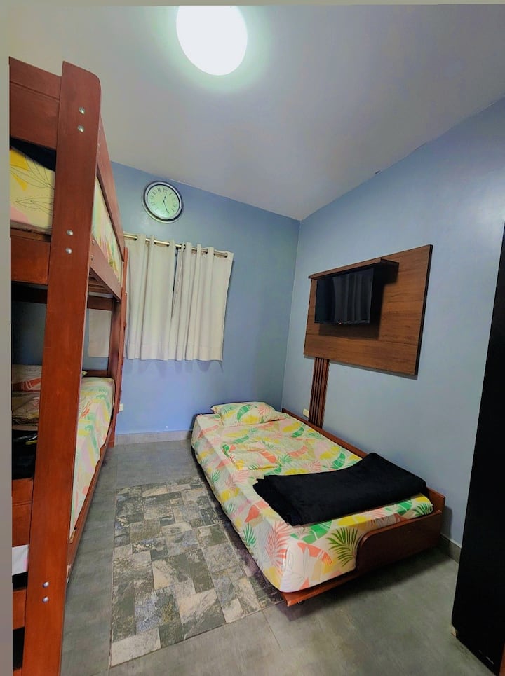 3 أسرّة مفردة. كل سرير هو 1 ونصف