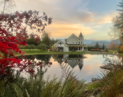 Waterfront Victorian with Hot-tub & Mt Baker View
