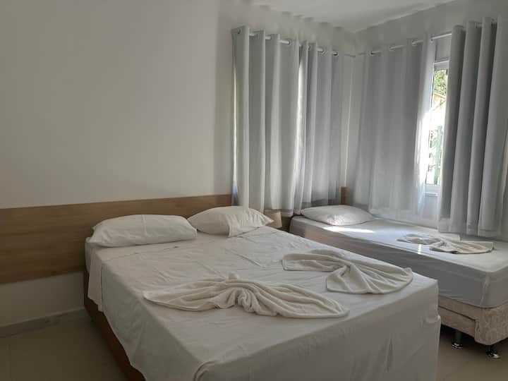 סוויטה עם מיטה זוגית אחת ומיטת יחיד אחת 