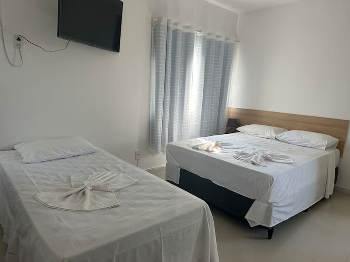 סוויטה עם מיטה זוגית אחת ושתי מיטות יחיד 