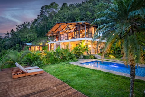BEAUTIFUL house in the mountains. AMAZING view of Cali!