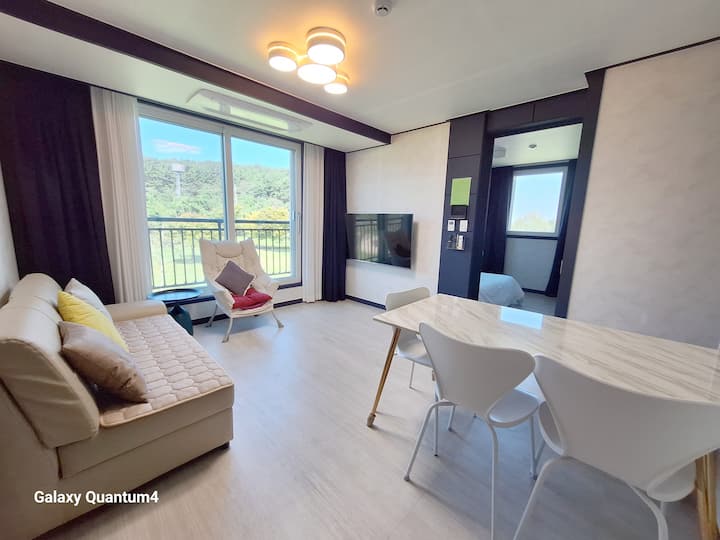 Obývacia izba.
> 55-palcová inteligentná TV 
> Mramorový jedálenský stôl pre 6 osôb
> Elektrická kanvica 
> Pohovka
> Výhľad na park a oceán