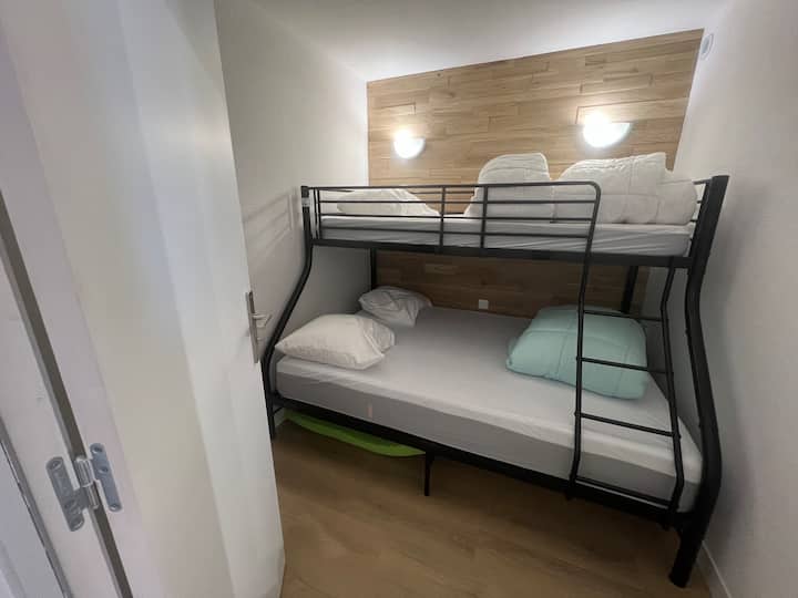 Trosjed na kat.
Krevet od 140 cm na dnu i 90 cm na vrhu.