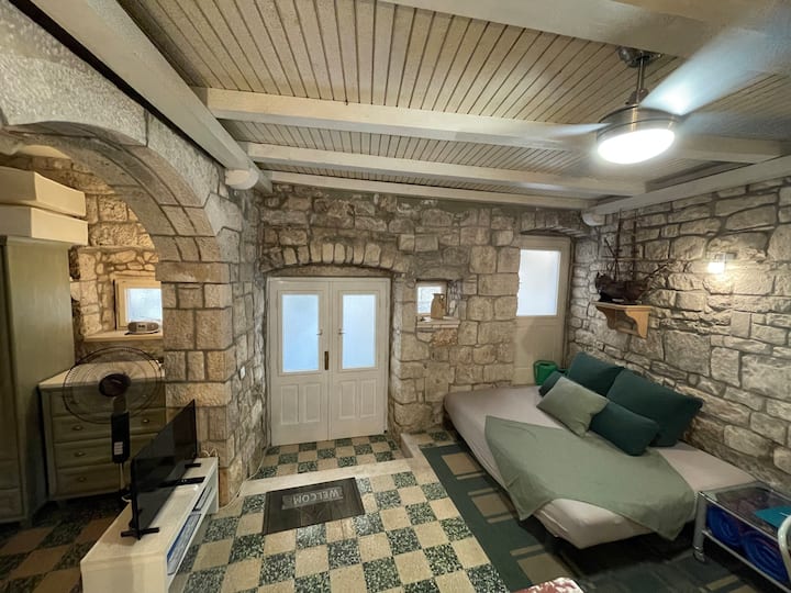 Kochi linapofunguliwa kwenye kitanda kinachowafaa watu wawili wa ziada. 