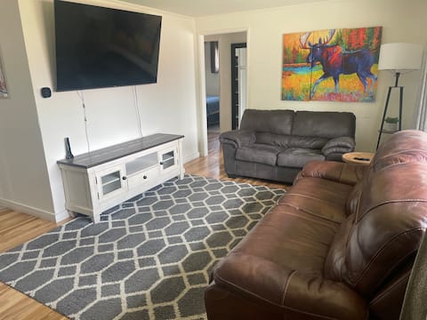 King Bed | 3 bdrm |Fenced Yard| TVs in every bdrm