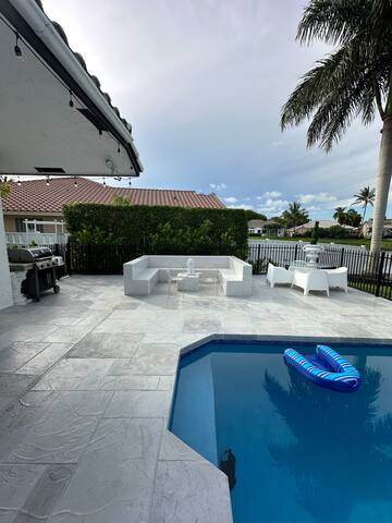 Lux 4 bedroom home on lake with pool! gallery image 3