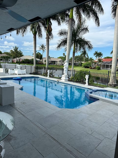 Lux 4 bedroom home on lake with pool!