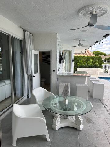 Lux 4 bedroom home on lake with pool! gallery image 4