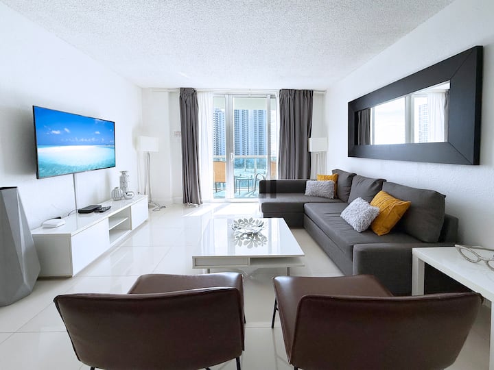 Bright & Spacious W/ocean View. Free-parking/wifi - Sunny Isles Beach, FL