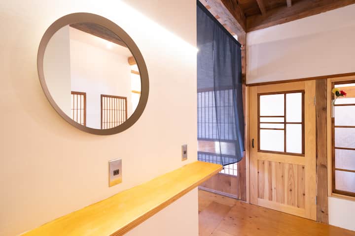 バスルームの前では、ドライヤー、ヘアアイロンを使ってメイクアップができます。