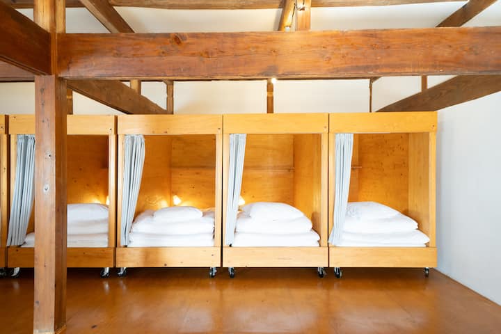 母屋のリビングスペースにはコンパートメントスタイルのベッドも併設。ベッドはシングルサイズです。