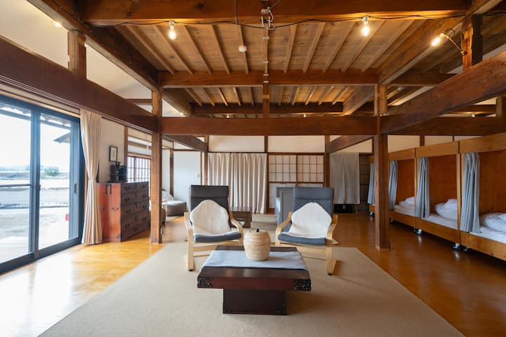 長期滞在も可能な90平米のリビング・ダイニングで寛ぎください。お着替えを入れるチェストもございます。