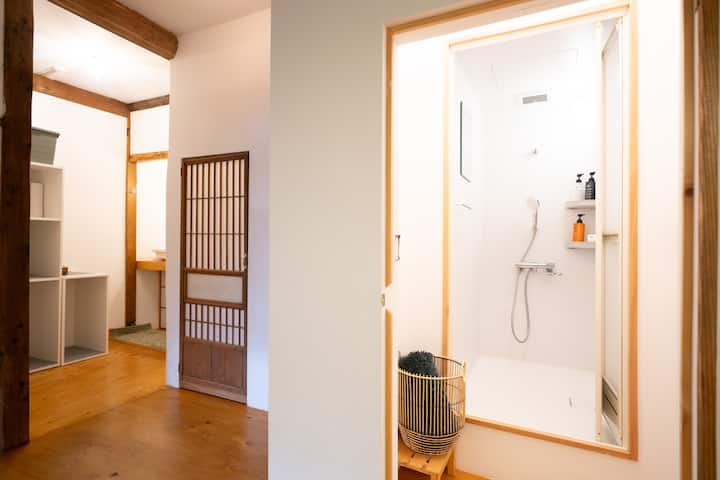 シャワールーム、トイレは各々２つあります。