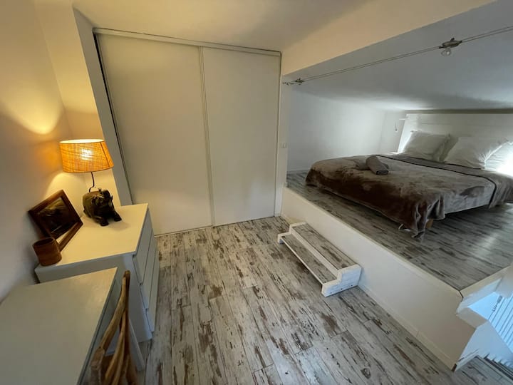 Простор за спиење на мезонинот со удобен брачен кревет (широк 150 – 179 см), комода и простор за складирање за практичен и релаксирачки престој.