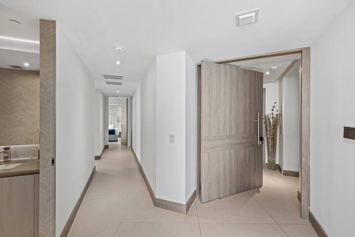 Mansion In The Sky – Wall to Wall Oceanfront! gallery image 4