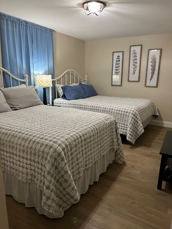 غرفة النوم 4 في الطابق السفلي 
سرير مزدوج وسرير بحجم وسط مع خزانة 