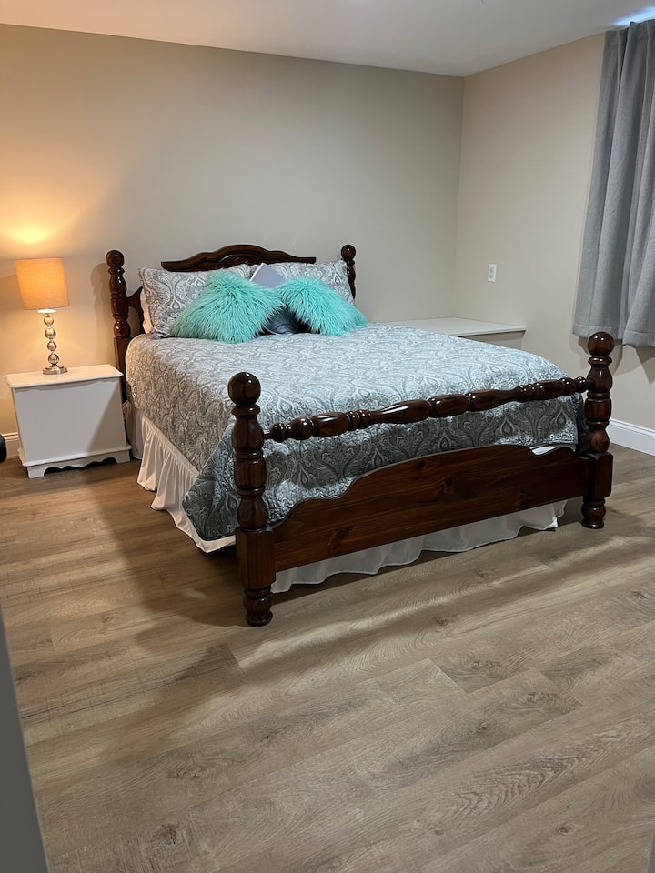 غرفة النوم 5 في الطابق السفلي 
سرير بحجم كوين ويمكن أن يستوعب سرير أطفال أو Pack - n - Play عند الطلب. رف الملابس في الغرفة