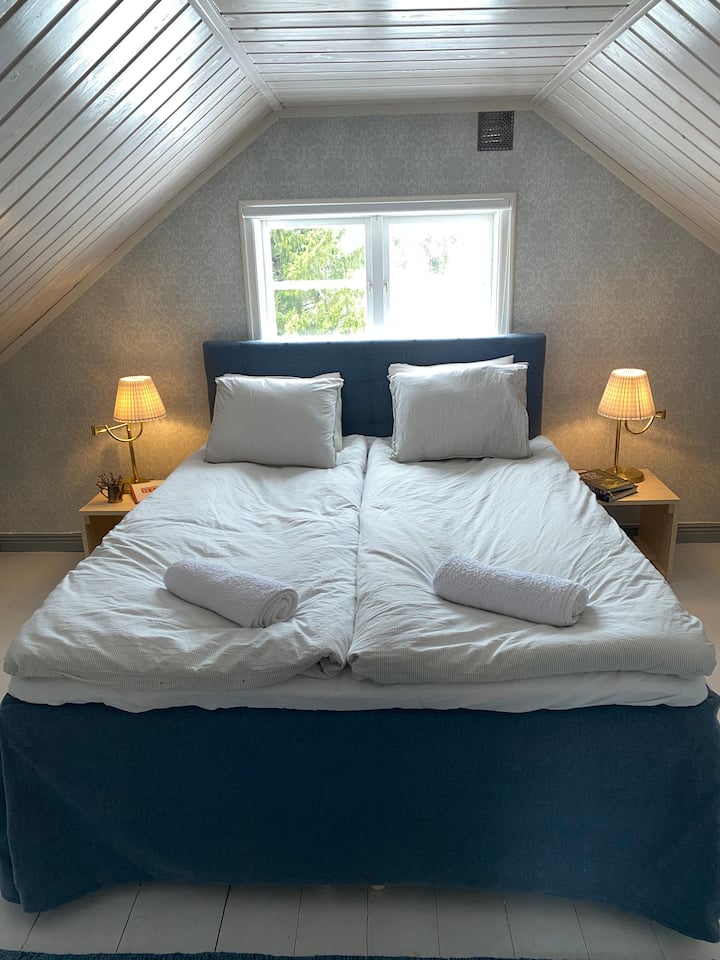 Dormitorio con cama cómoda recién comprada de 160 cm. Desde aquí tienes una bonita vista del jardín y los prados de al lado. 