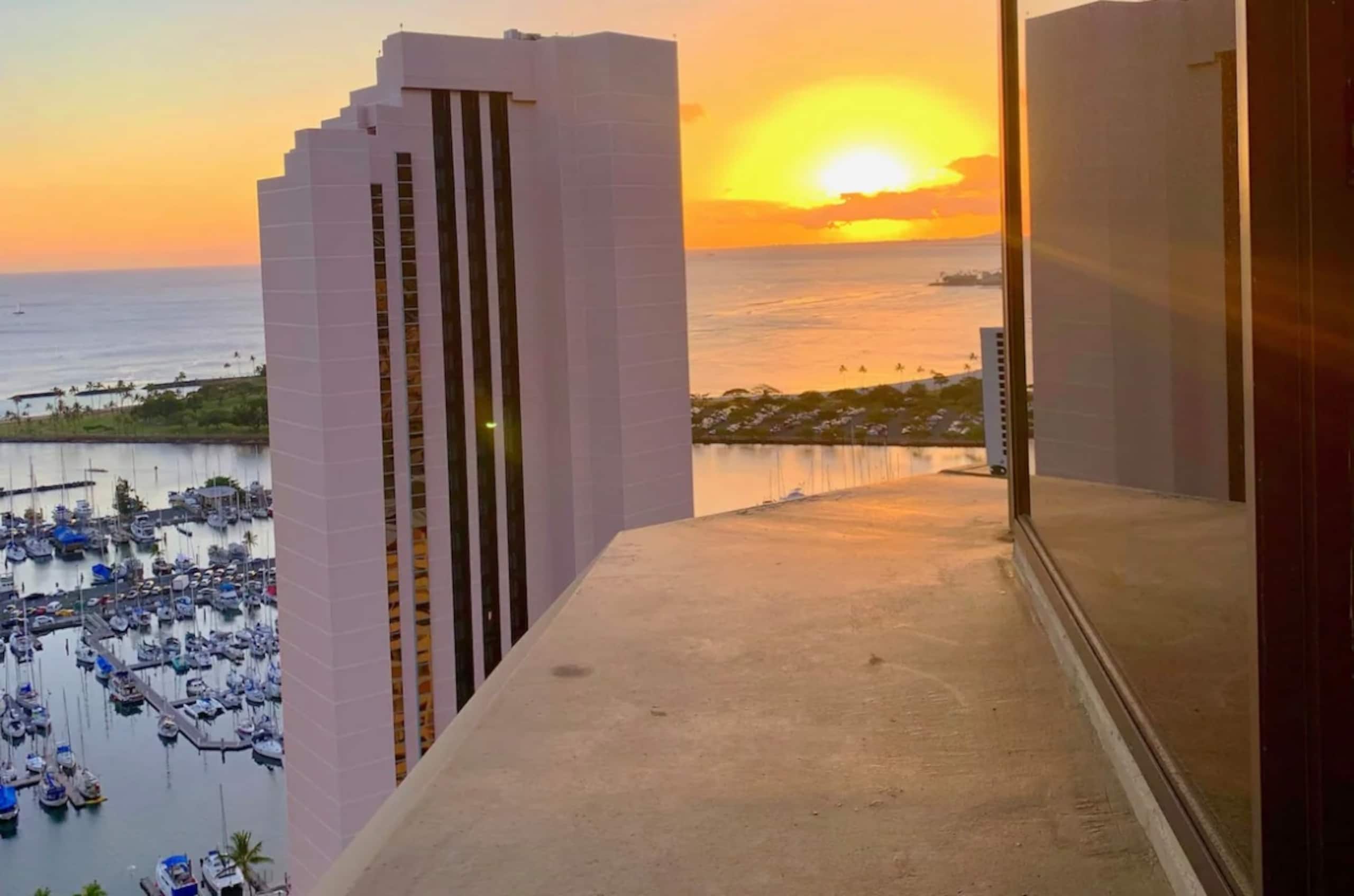 Condo in Honolulu · ★4.93 · 1 bedroom · 2 beds · 1 bath - Image 11