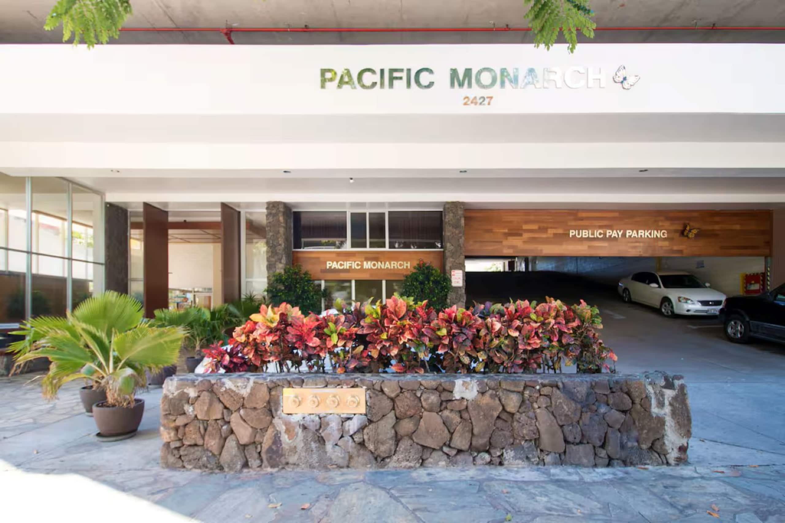 Condo in Honolulu · ★4.91 · Studio · 2 beds · 1 private bath - Image 35