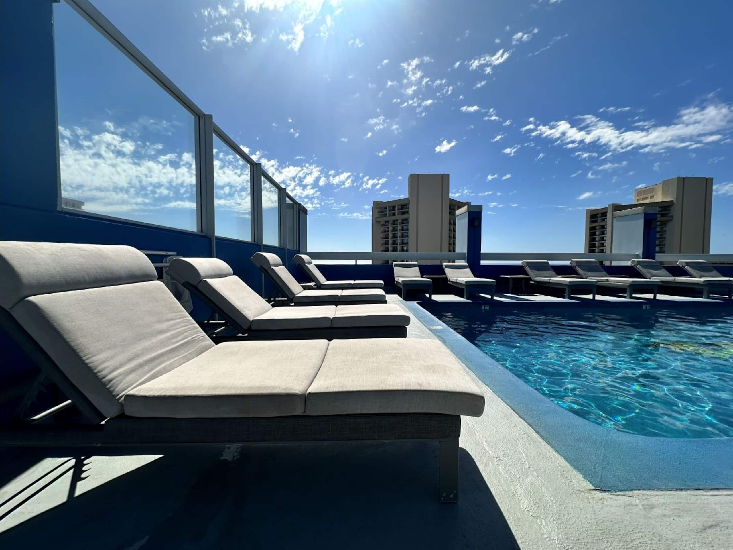 Condo in Honolulu · ★4.91 · Studio · 2 beds · 1 private bath - Image 1
